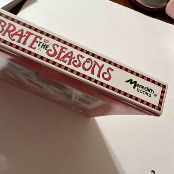 MARY ENGELBREIT Crafts To Celebrate The Seasons Book 1st Edition 1999 - Picture 8 of 9